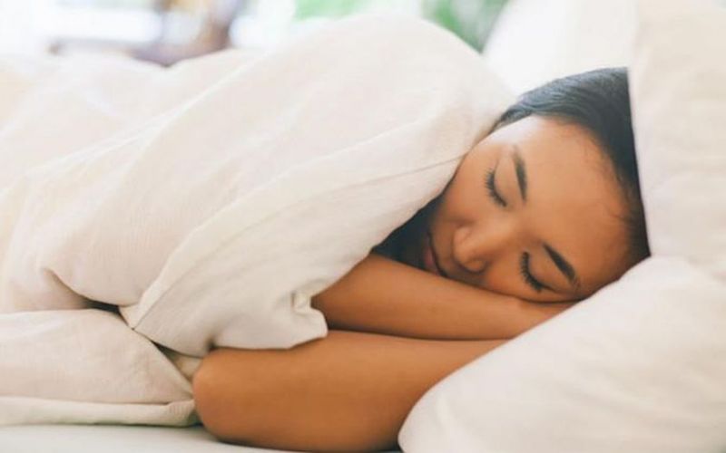 Thói quen khi ngủ khiến bạn già nhanh