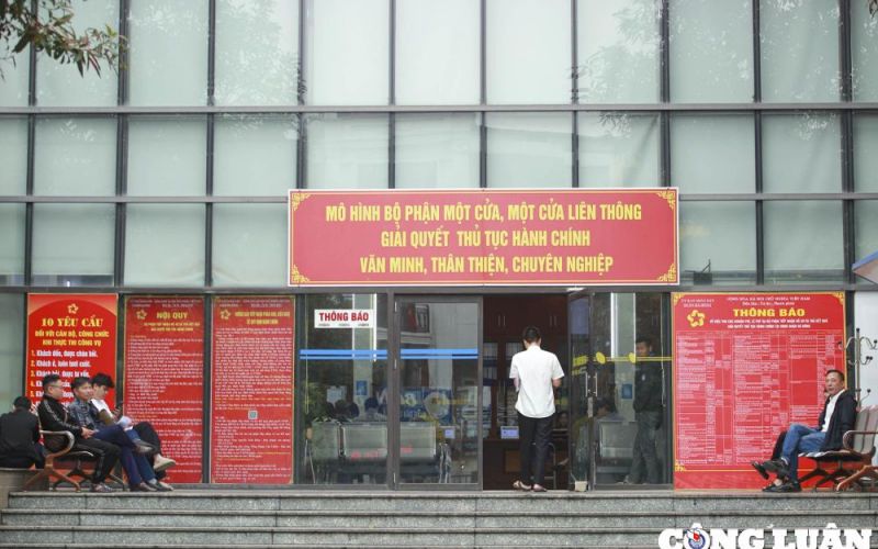 Thực hư chuyện người dân xếp hàng từ 2 - 3 giờ sáng làm giấy tờ nhà đất ở Hà Nội