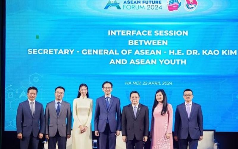 Thùy Tiên đại diện Thanh niên Việt Nam phát biểu tại buổi đối thoại với Tổng Thư ký ASEAN
