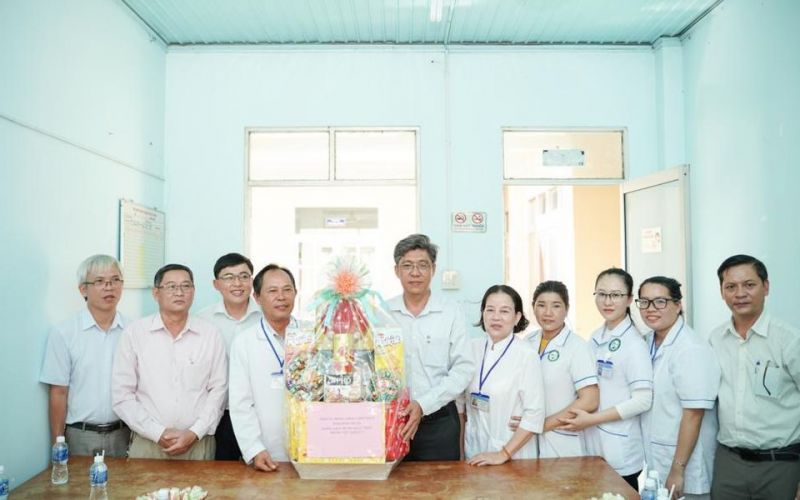 Tỉnh Bình Thuận thăm, chúc mừng các cơ sở y tế nhân Ngày thầy thuốc