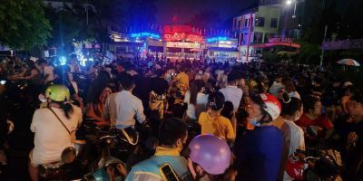 TP Hồ Chí Minh: Đông đảo người dân đổ về trung tâm xem bắn pháo hoa