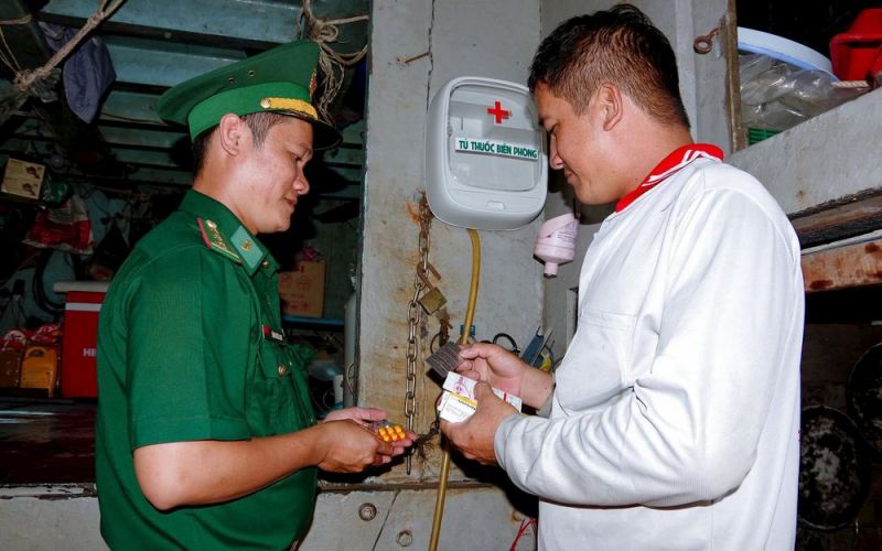 Tủ thuốc biên phòng: Vững lòng ngư dân biên giới biển