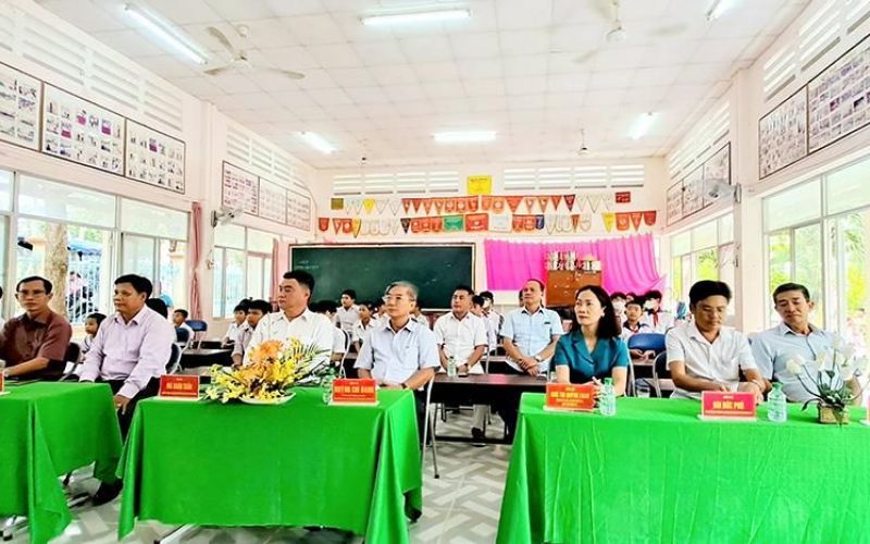 UBMTTQVN TP. Châu Đốc trao hỗ trợ cho Trường Tiểu học Chu Văn An