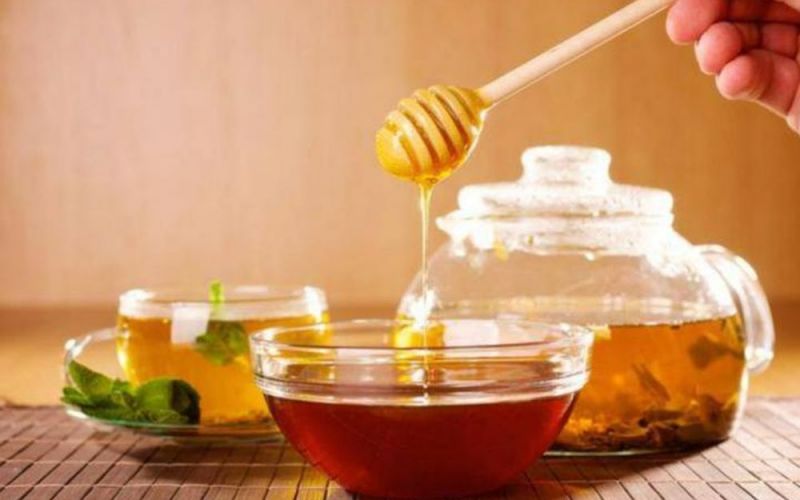 Uống mật ong pha nước ấm trước khi đi ngủ có tác dụng gì?