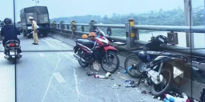 Xe tải mất lái trên cầu Thanh Trì, hai người bị thương